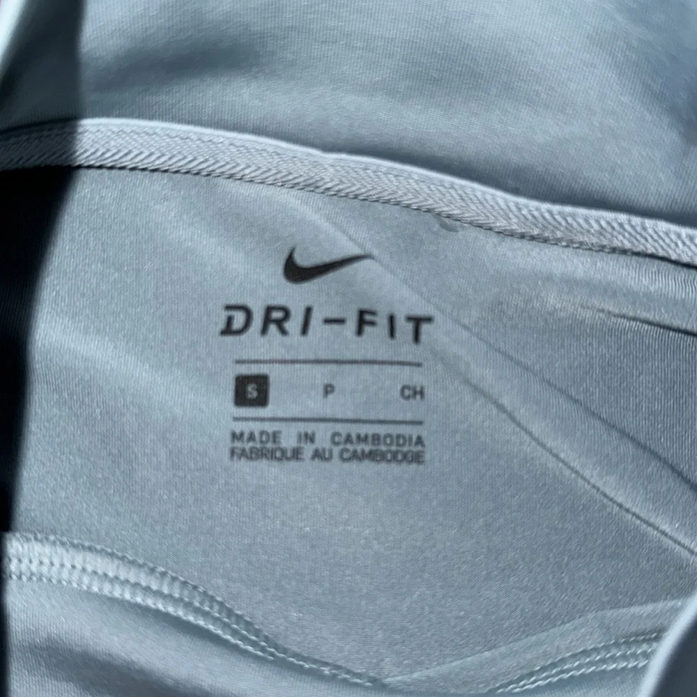 Women's Nike drifit Mock neck light blue Long Sleeve Shirt size small